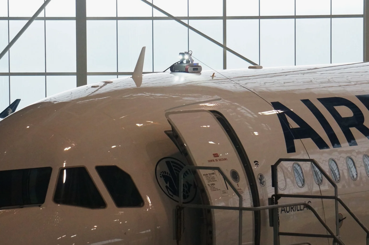 Inspektion an einem Flugzeug