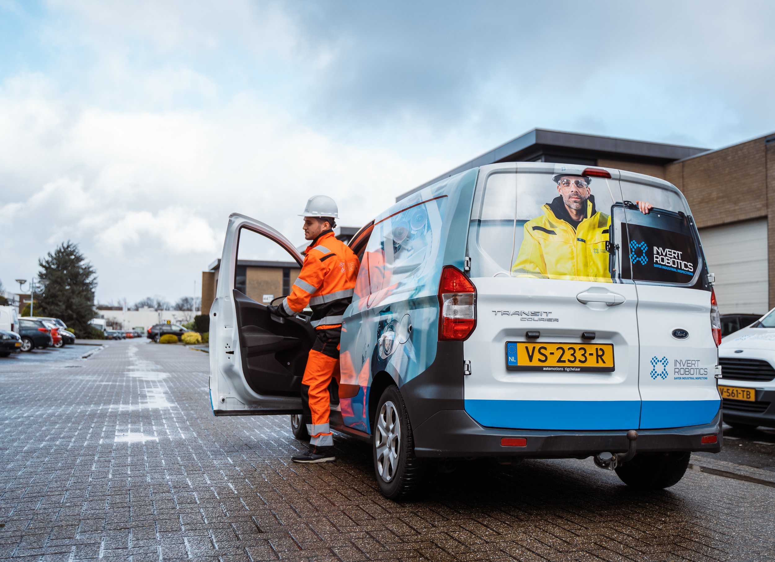 Einsatzteam mit autonomem Einsatzfahrzeug