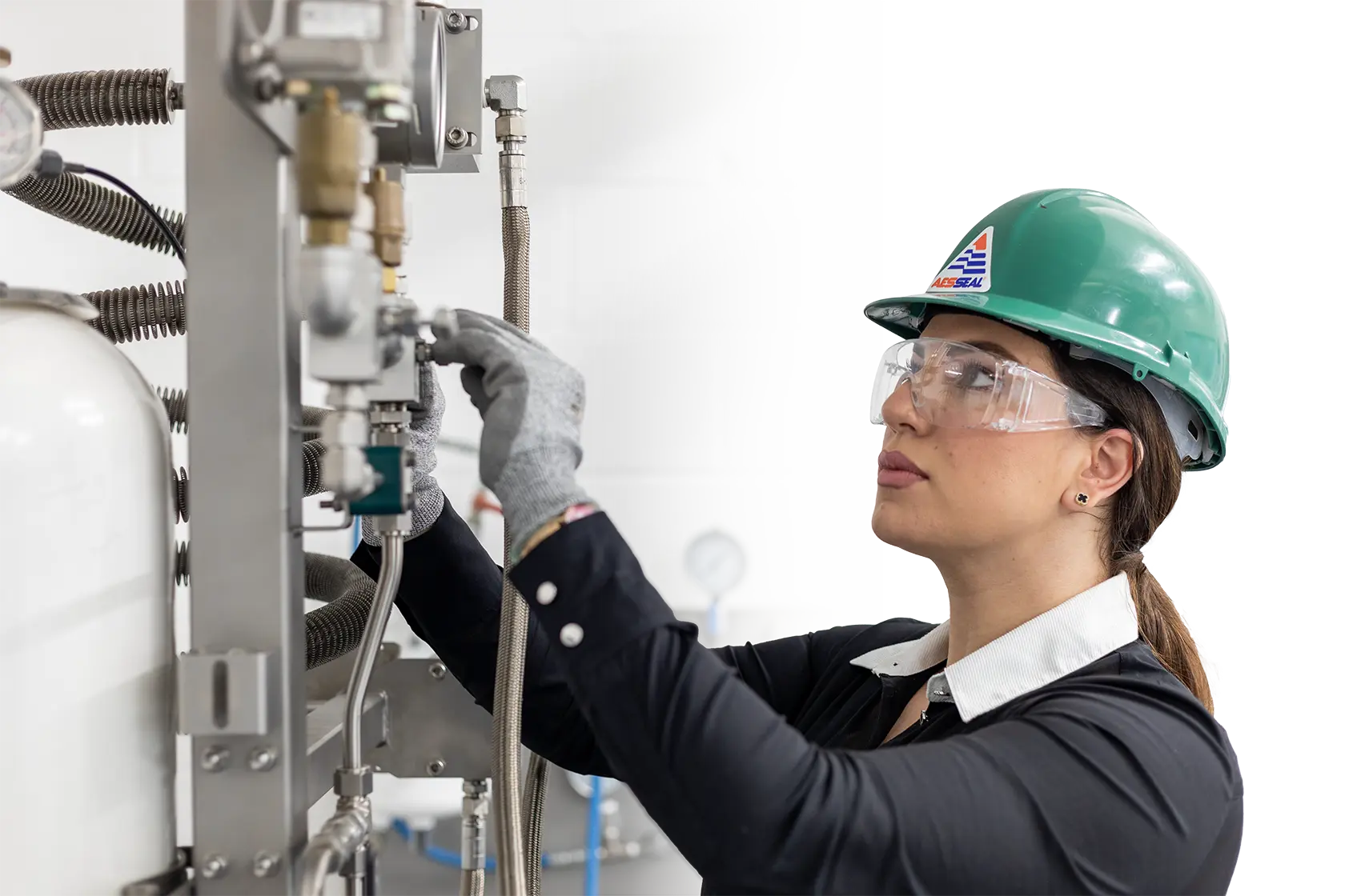 Ingenieurin prüft eine Gaspanel-Anlage