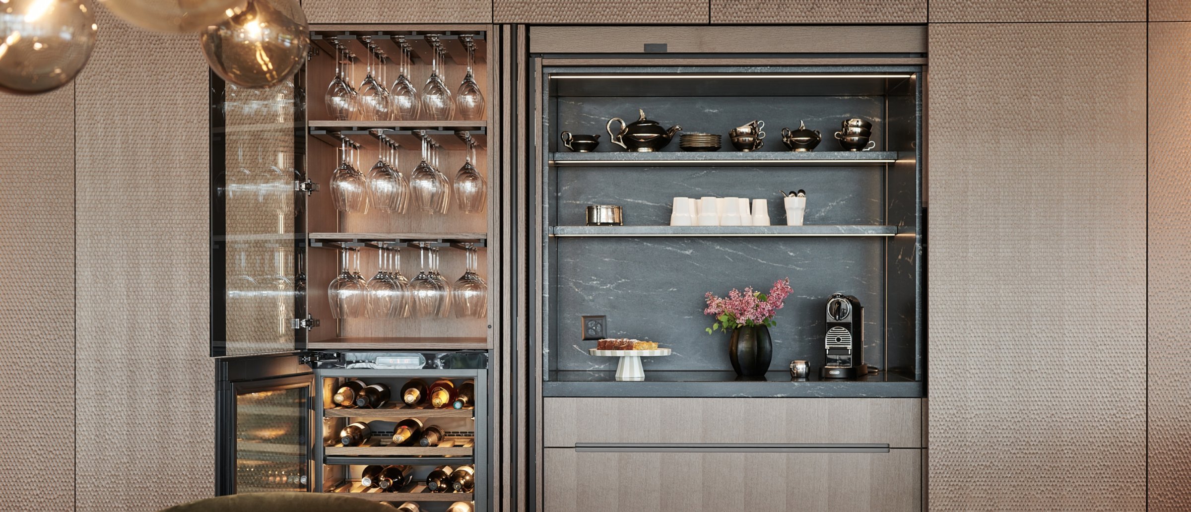 Einbauschrank mit Glasschränken