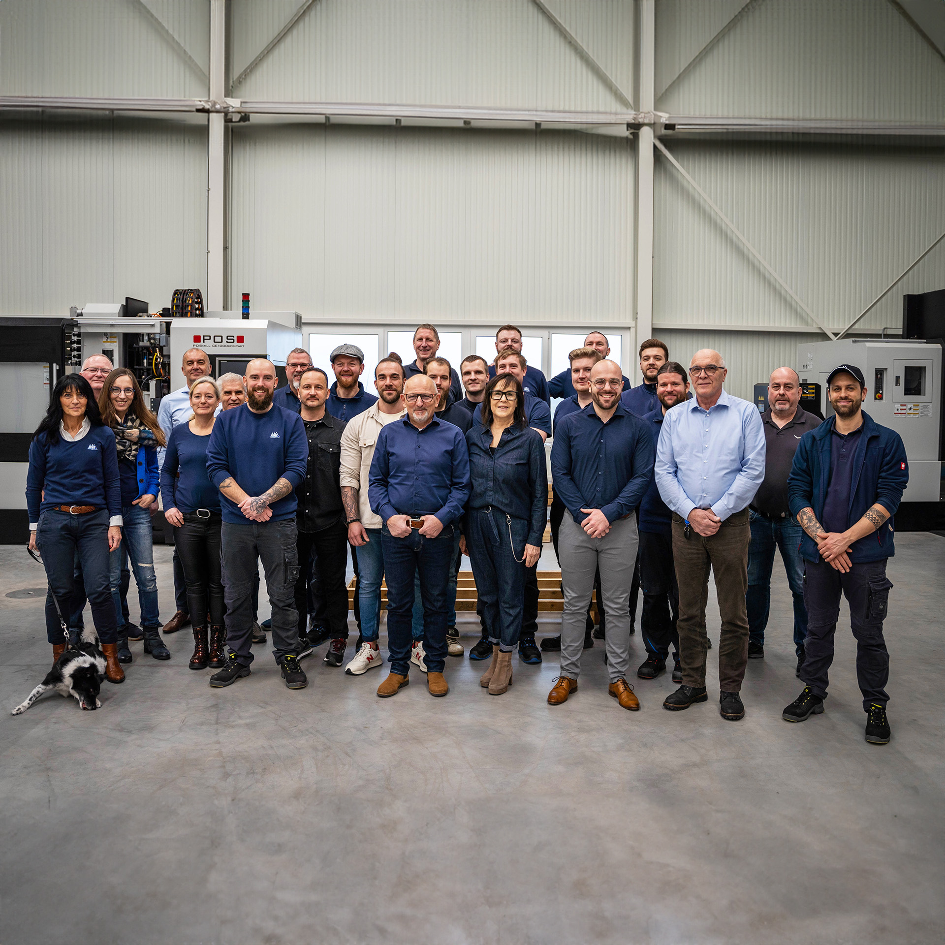 Verpackungslinie mit Team vor Anlage