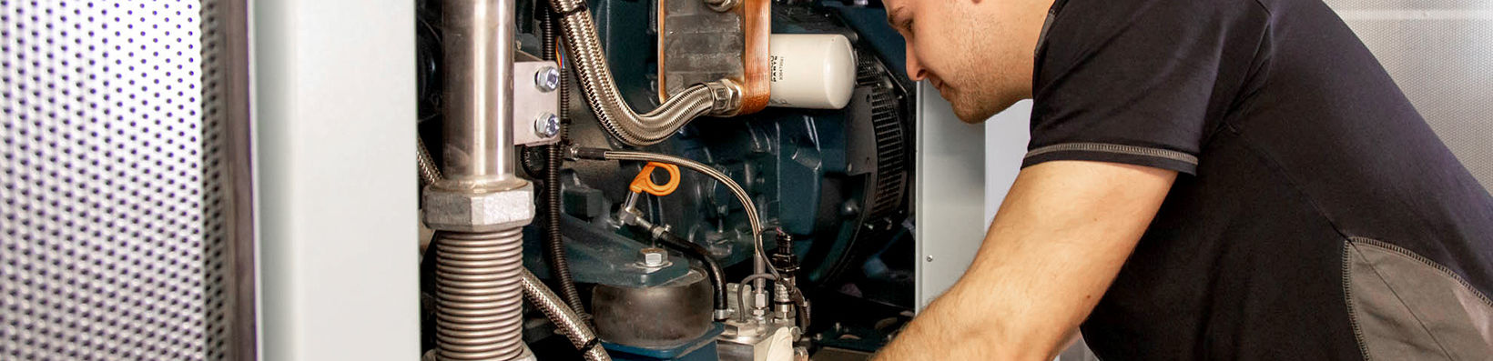 ServiceTechniker bei Wartung eines BHKW
