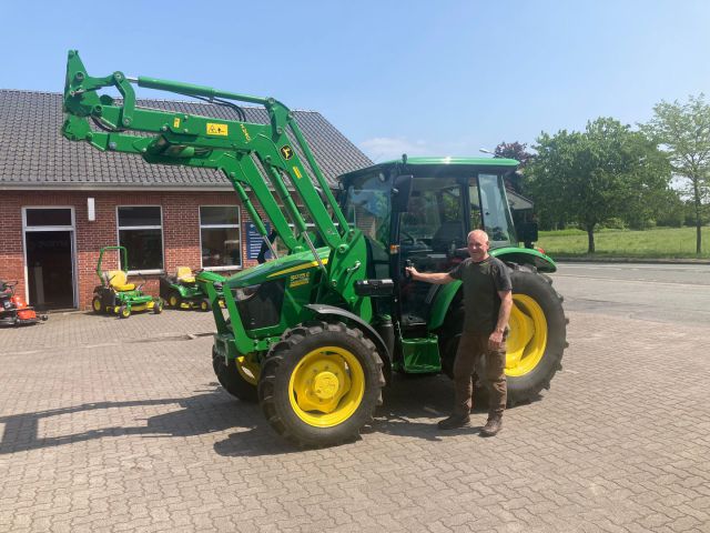 John Deere 1026 R mit Frontmulcher