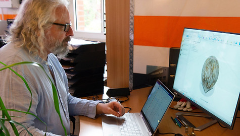 Dr. Volker Mannheim bei der Leuchtenentwicklung