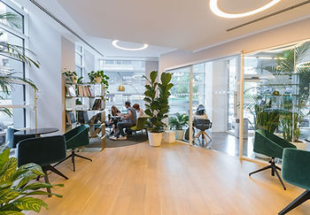 Lichtplanung mit Designleuchten in moderner Büroumgebung