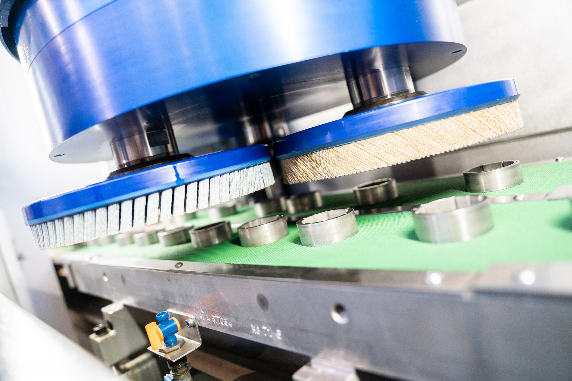 Brush-deburred workpieces