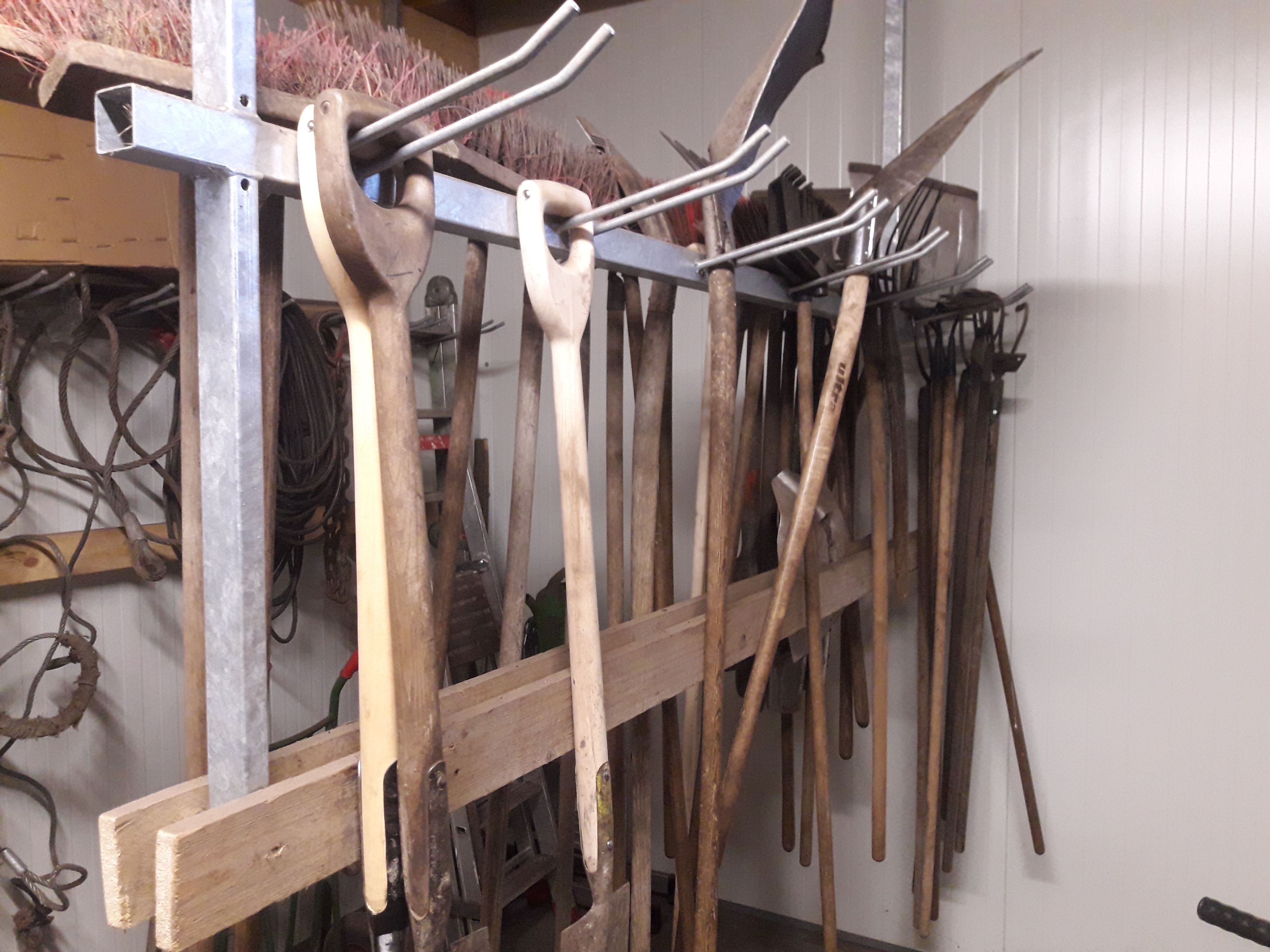 Geräteaufhängung zur Deckenmontage