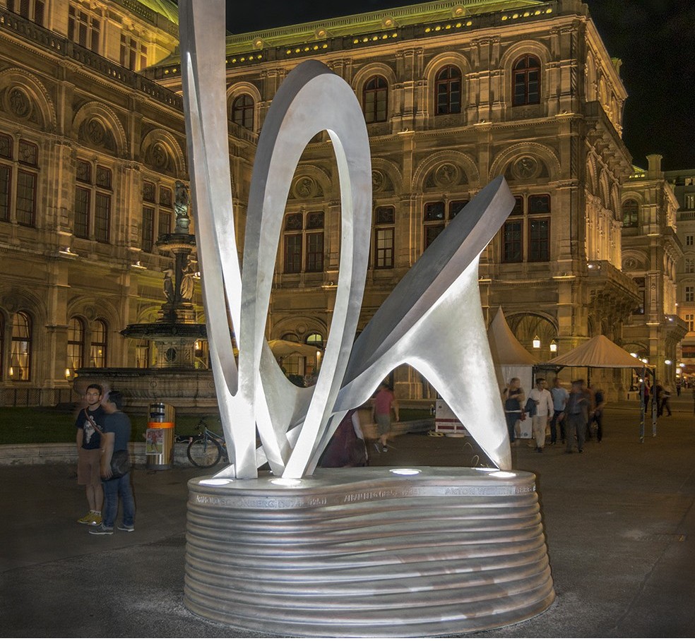 Alban-Berg-Denkmal bei Nacht