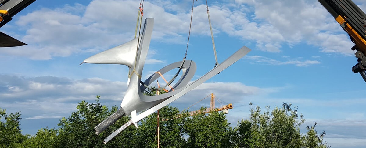 Transport einer Großskulptur mit Kran