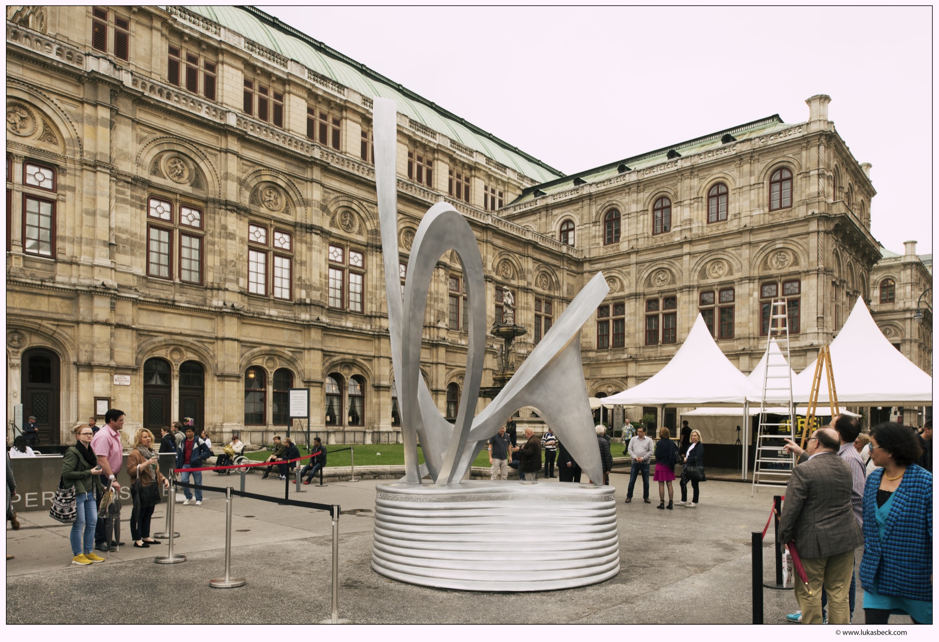 Alban-Berg-Denkmal, Wiener Staatsoper (ca. 5 m, ca. 2 t)