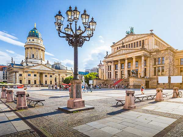 Stadtmöblierung (u. a. Parkbänke, Abfallbehälter)