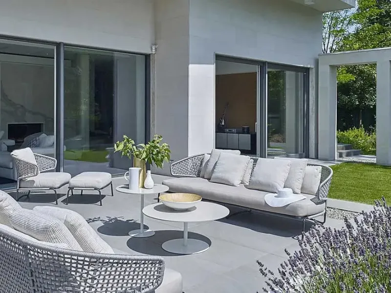 Terrasse mit großen Aluminium-Schiebetüren
