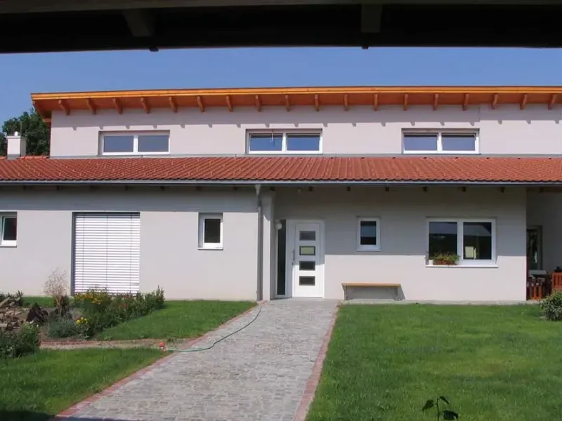 Modernes Haus mit Rollläden