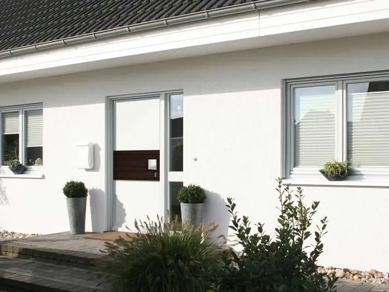 Hauseingang mit moderner Haustür und Kunststofffenstern