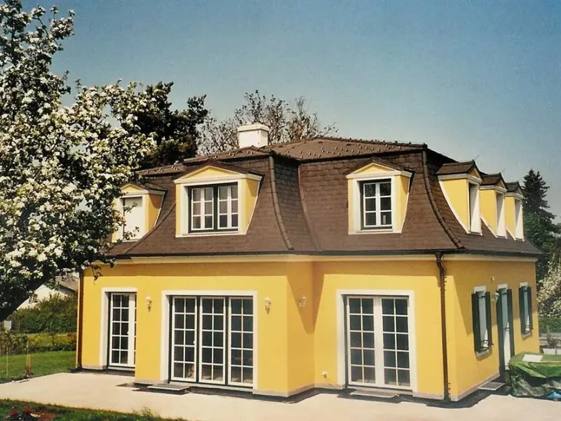 Einfamilienhaus im Landhausstil mit weißen Fenstern