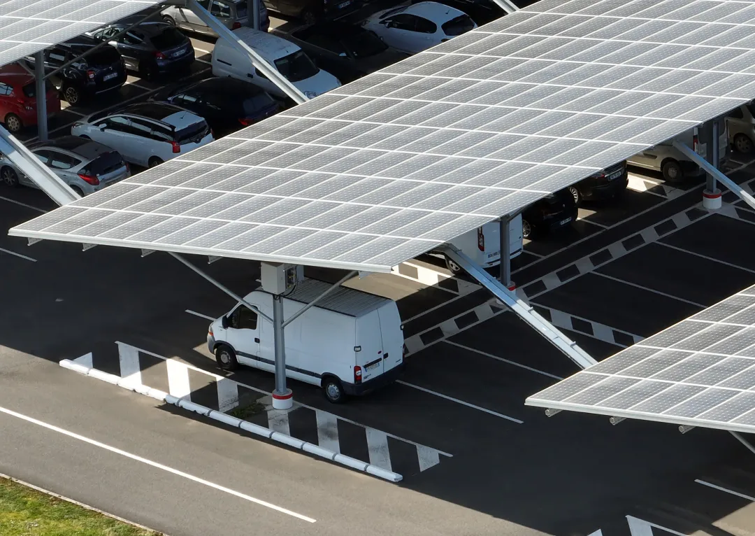 Solar-Carport mit Ladeinfrastruktur