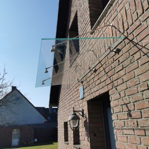 Glasvordach Einfamilienhaus
