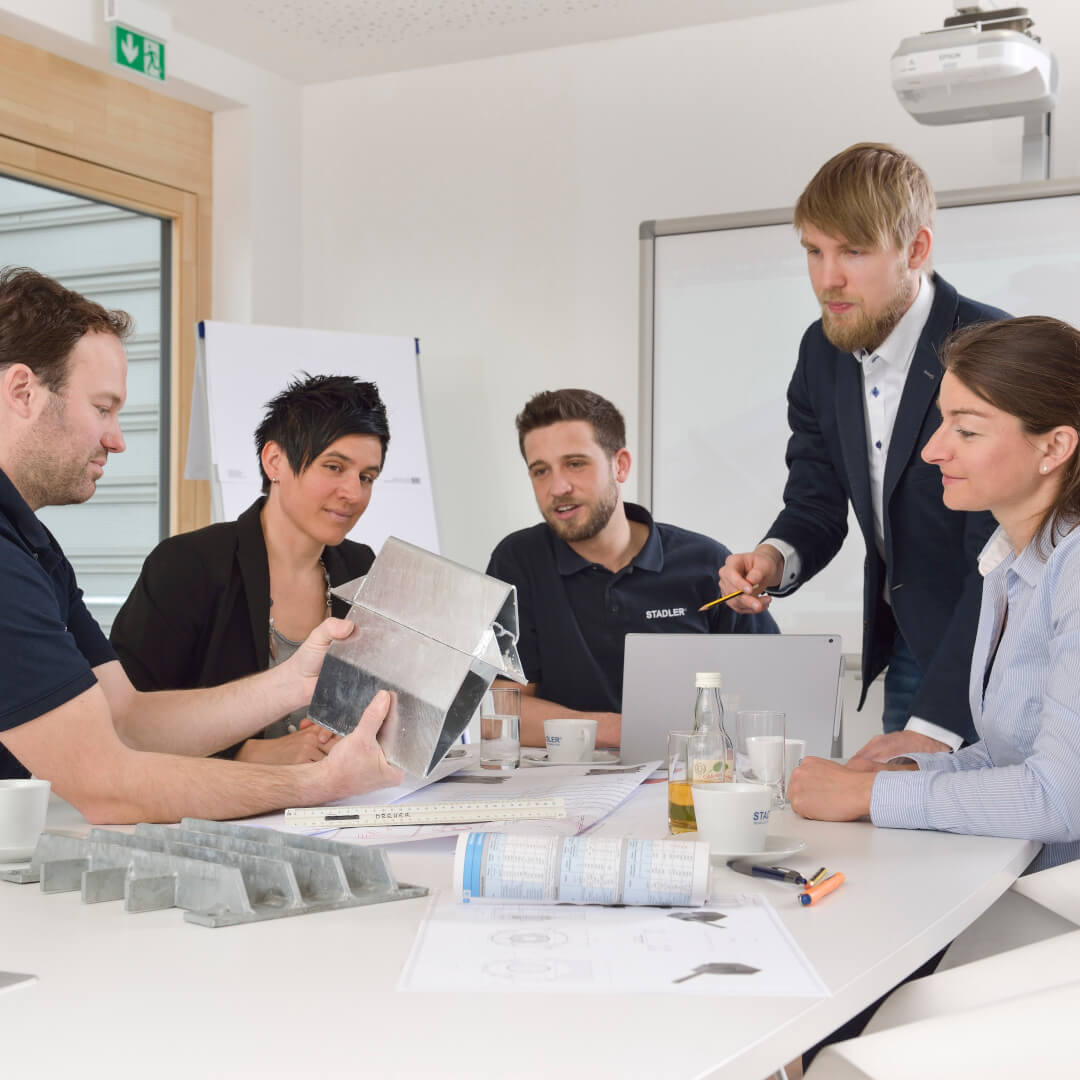 STADLER Mitarbeitende bei einer Projektabstimmung