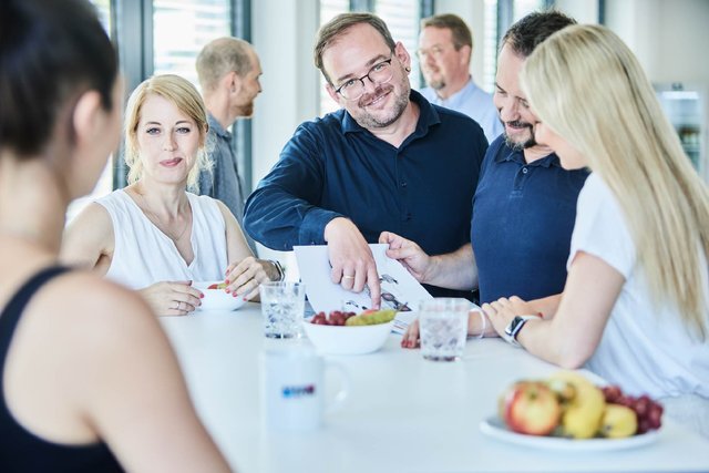 Teammeeting in der Konzernzentrale