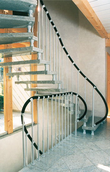 Steintreppe mit Seilhandlauf