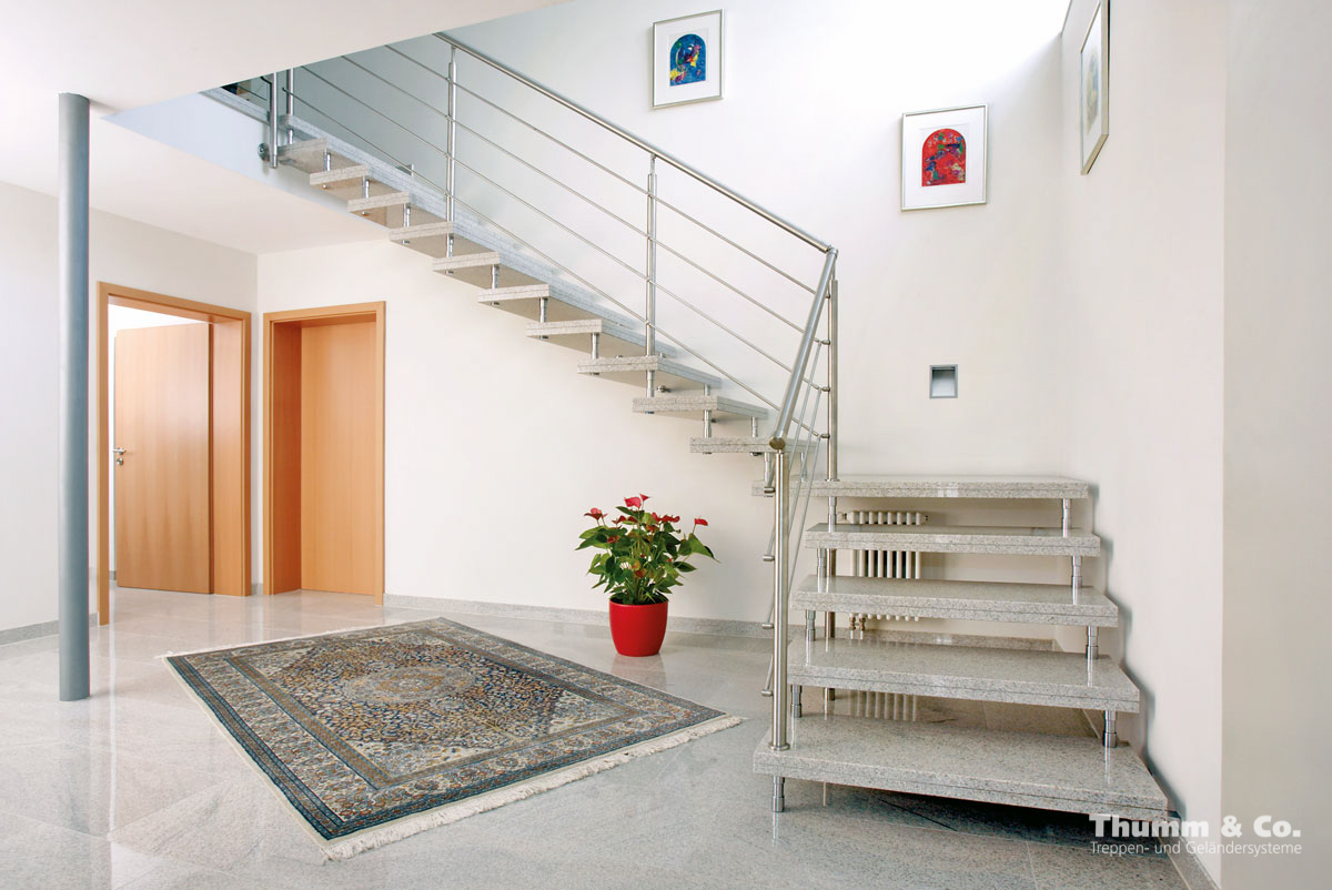 Freitragende Steintreppe mit Handlauf