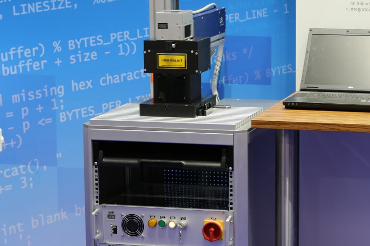Lasersteuerung für Schneide- und Beschriftungsmaschine