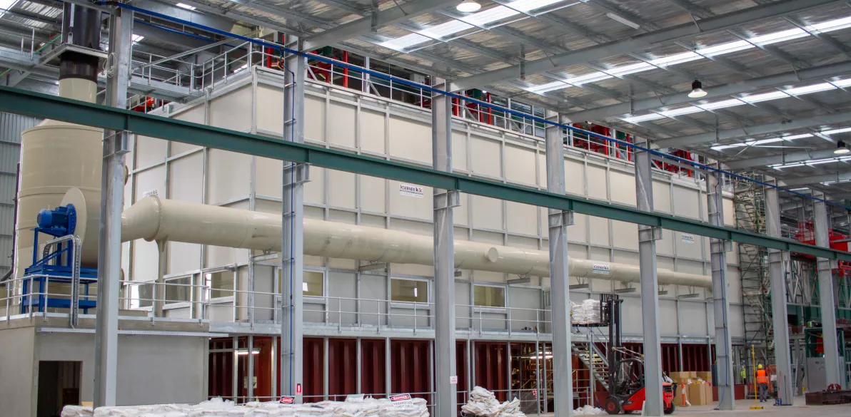 Eingehauste KVK Industrie-Abluftanlage von außen