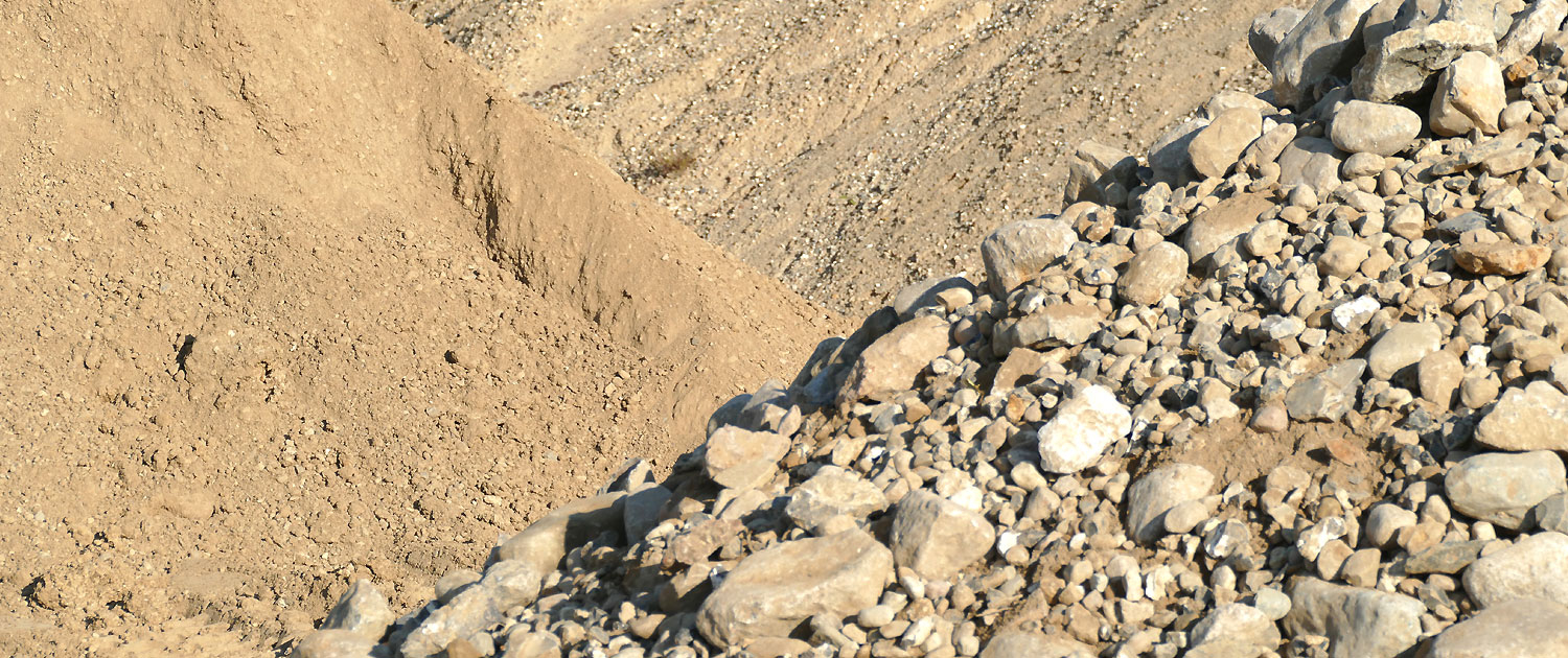 Kies, Sand und Steine in verschiedenen Körnungen