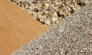 Kies, Sand und Steine in verschiedenen Körnungen