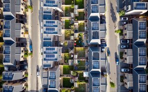 Wohngebäude mit Solaranlagen