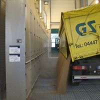 Annahmegosse mit Seitenkipper