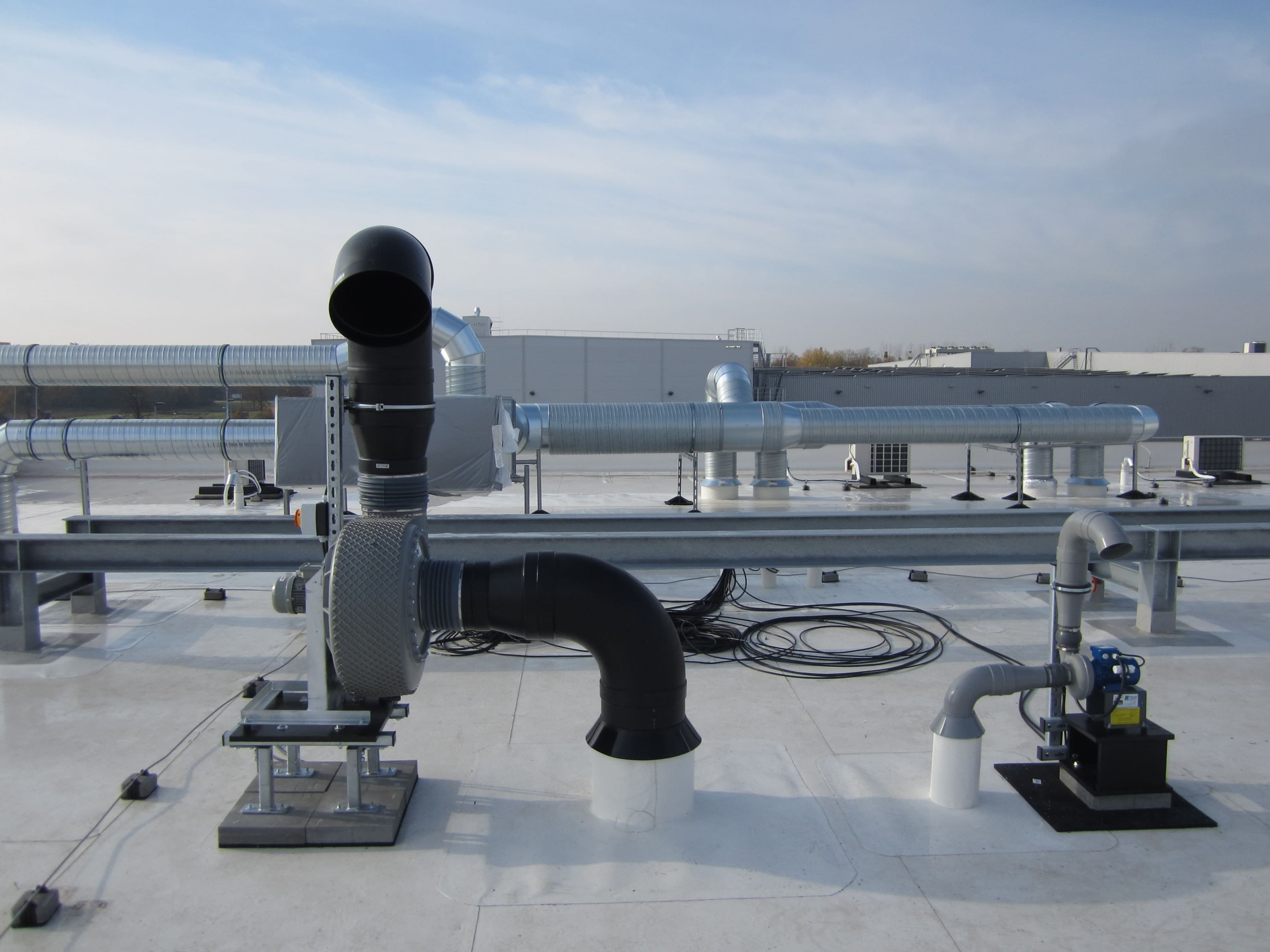 Lüftungsanlagen aus PPs und PPs-el mit Radialventilatoren (Dachmontage)
