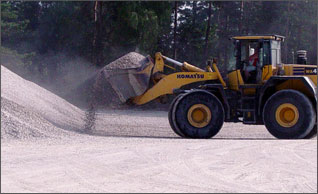 Radlader Komatsu WA470 bei der Beladung