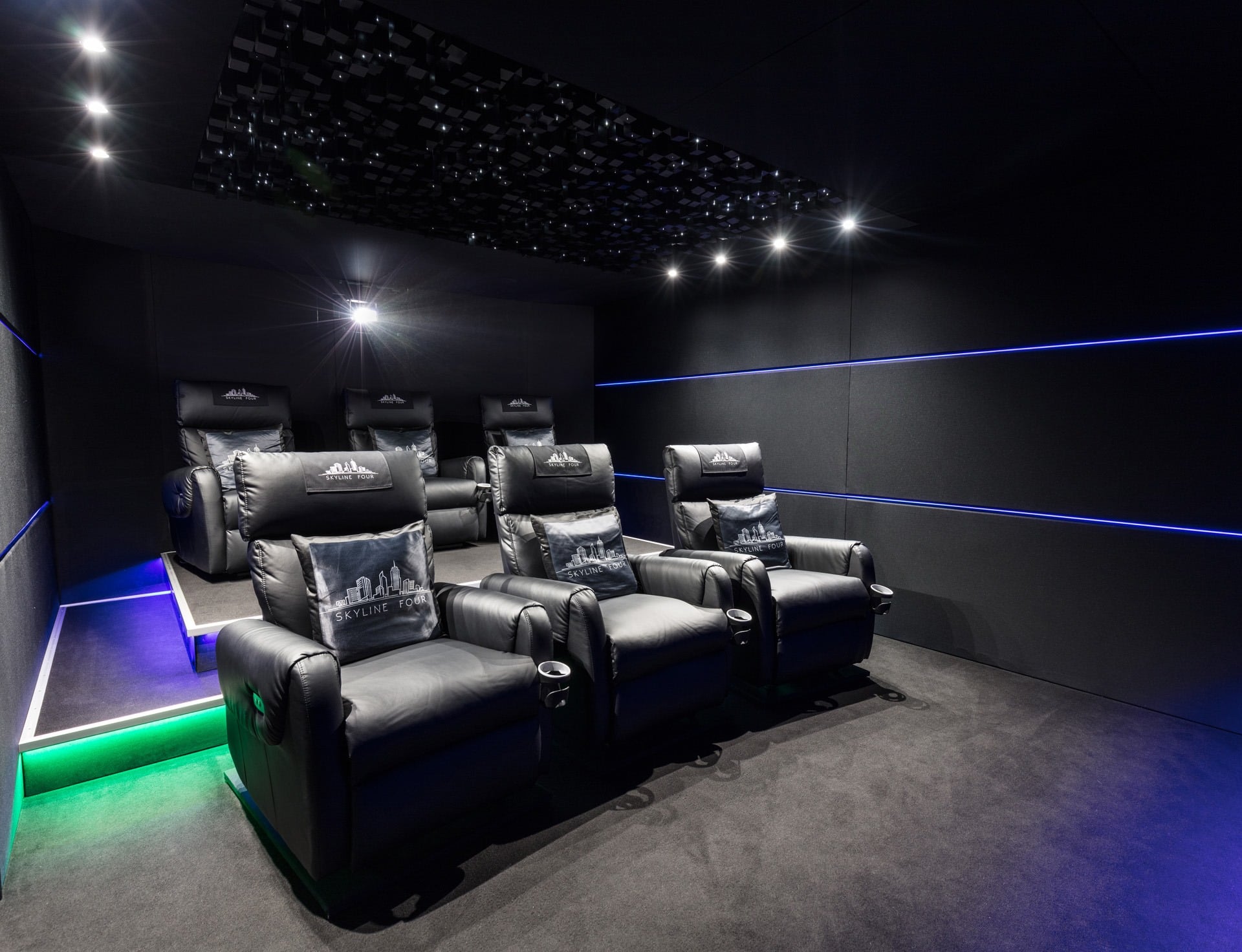 Akustisch gestaltete Rückwand im Heimkino