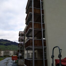 Gestützte Balkonanlage mit verzinkten Stahlstützen über 5 Stockwerke