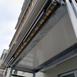 Balkonuntersicht mit Sonnenstoren, Buochs