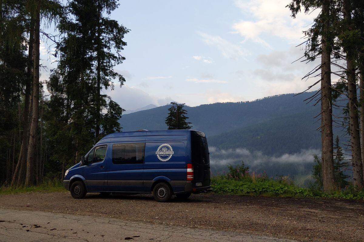 Camperbus Mercedes mit handwerklichem Ausbau