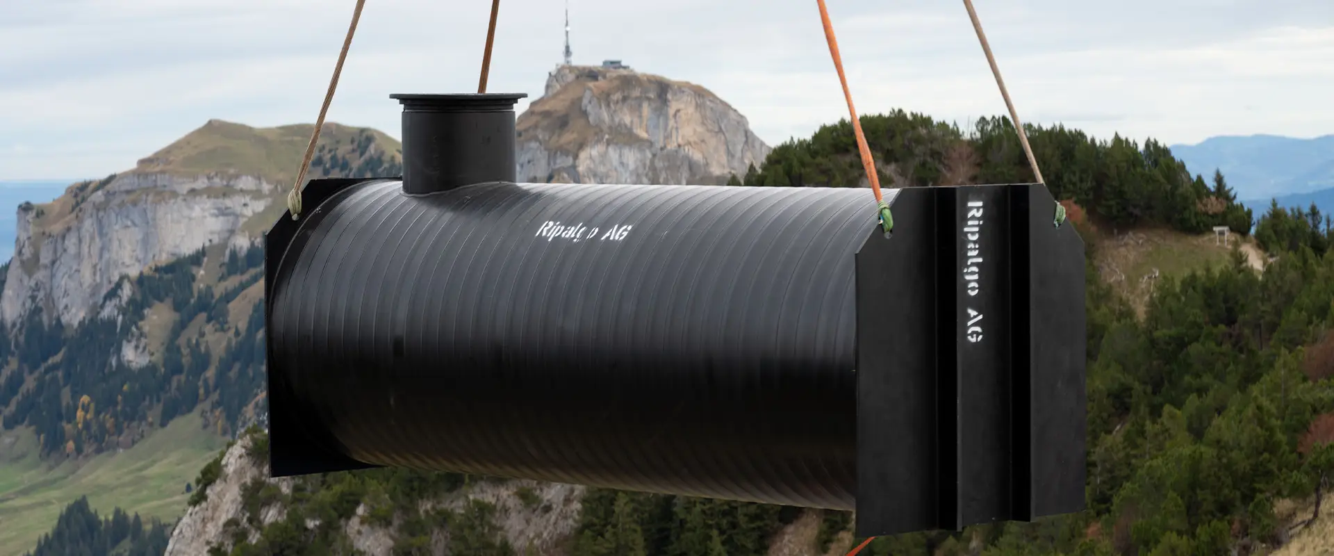 Helicopter transport of a reservoir to the Staubern