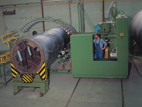 Im Extruder wird Granulat zur Wickelrohr-Herstellung aufgeschmolzen