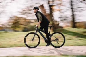 E-Bike-Fahrt im Wald