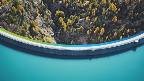 Dammprojekt in den Alpen