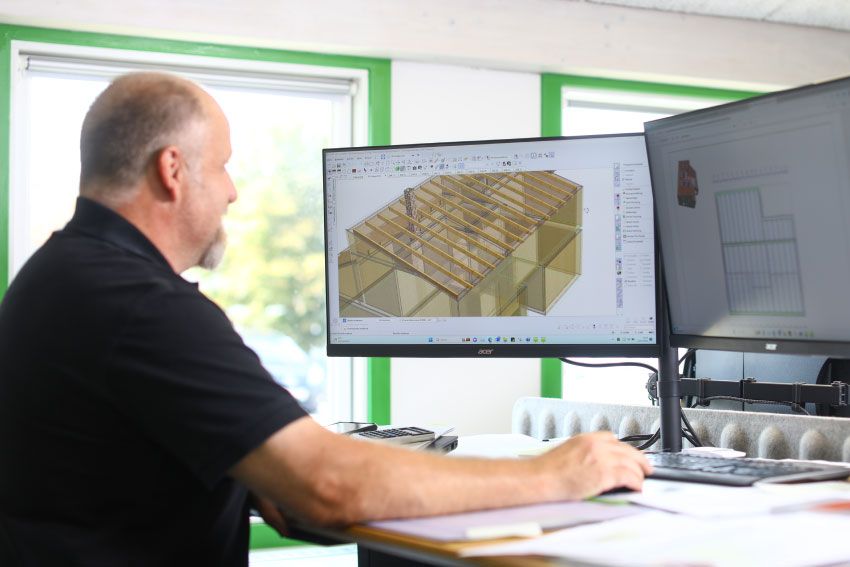 Konstrukteure planen Material und Arbeitsschritte am Computer