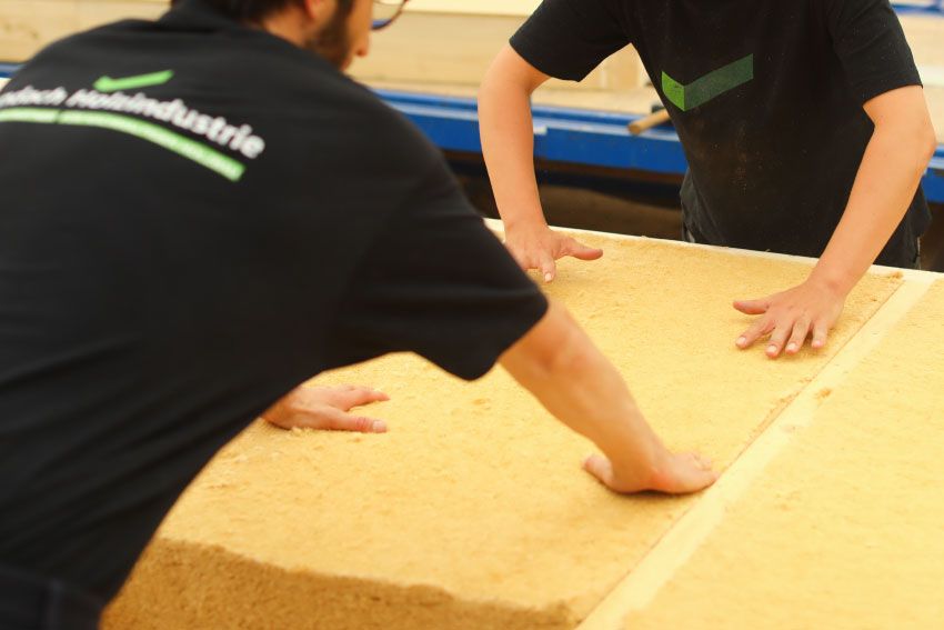 Einarbeitung der Dämmung in die Holzbauten
