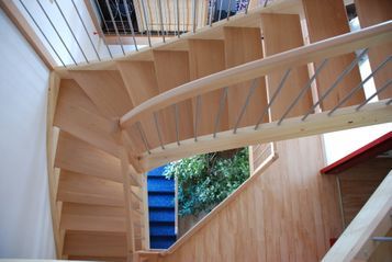 Holztreppe nach Mass