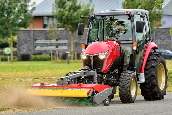 Yanmar Traktor mit Kehranbau
