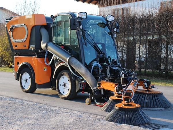 Multihog CX mit Kugelmann-Aufsatzkehrmaschine
