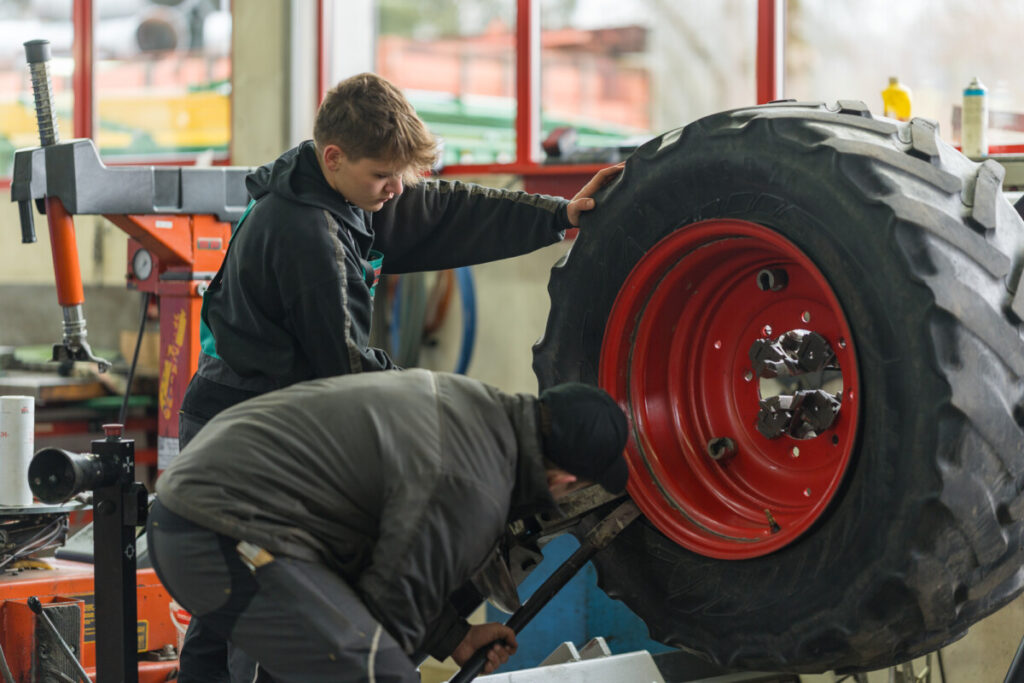 Reifenmontiermaschine in der Werkstatt