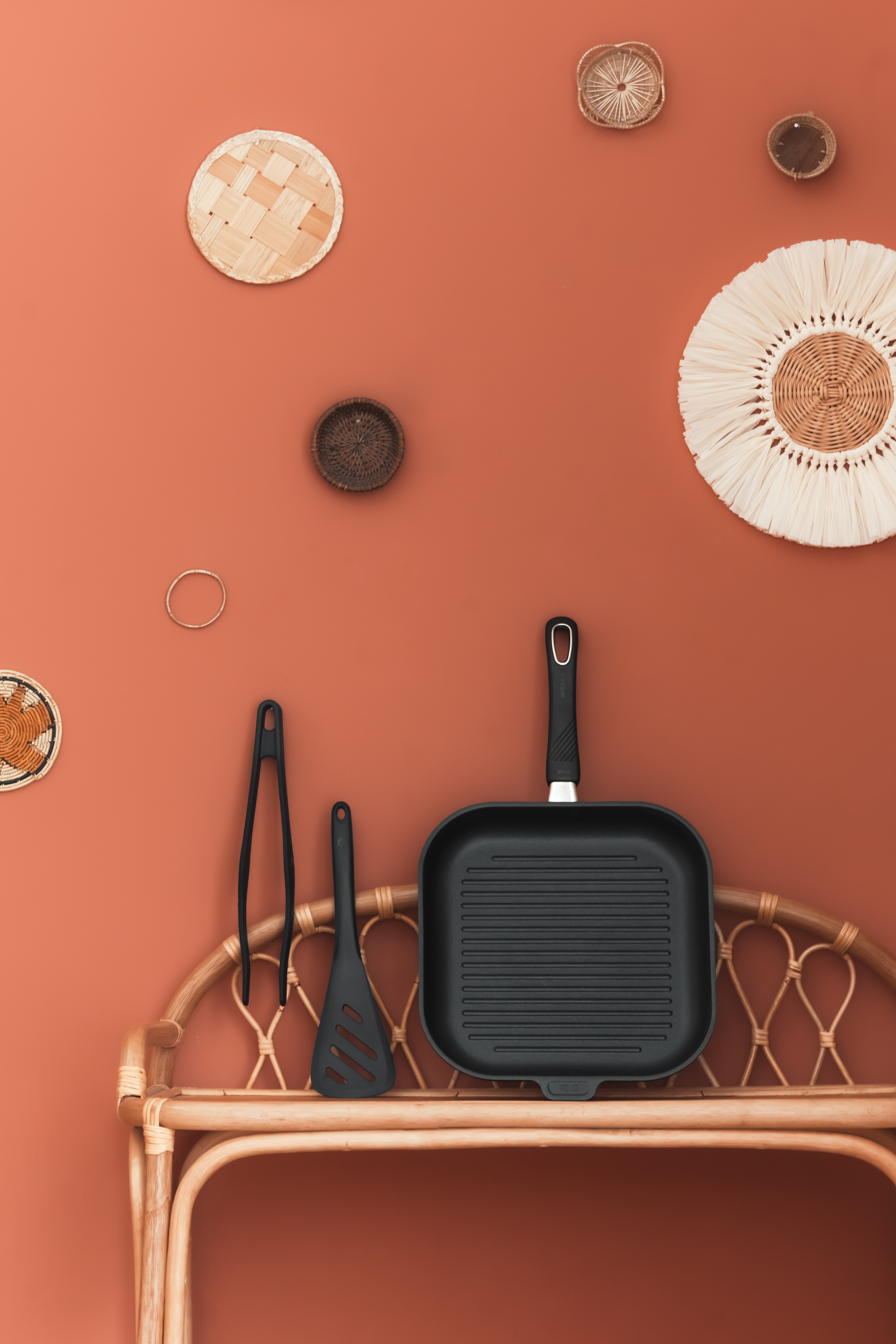 Cast grill pan and accessories