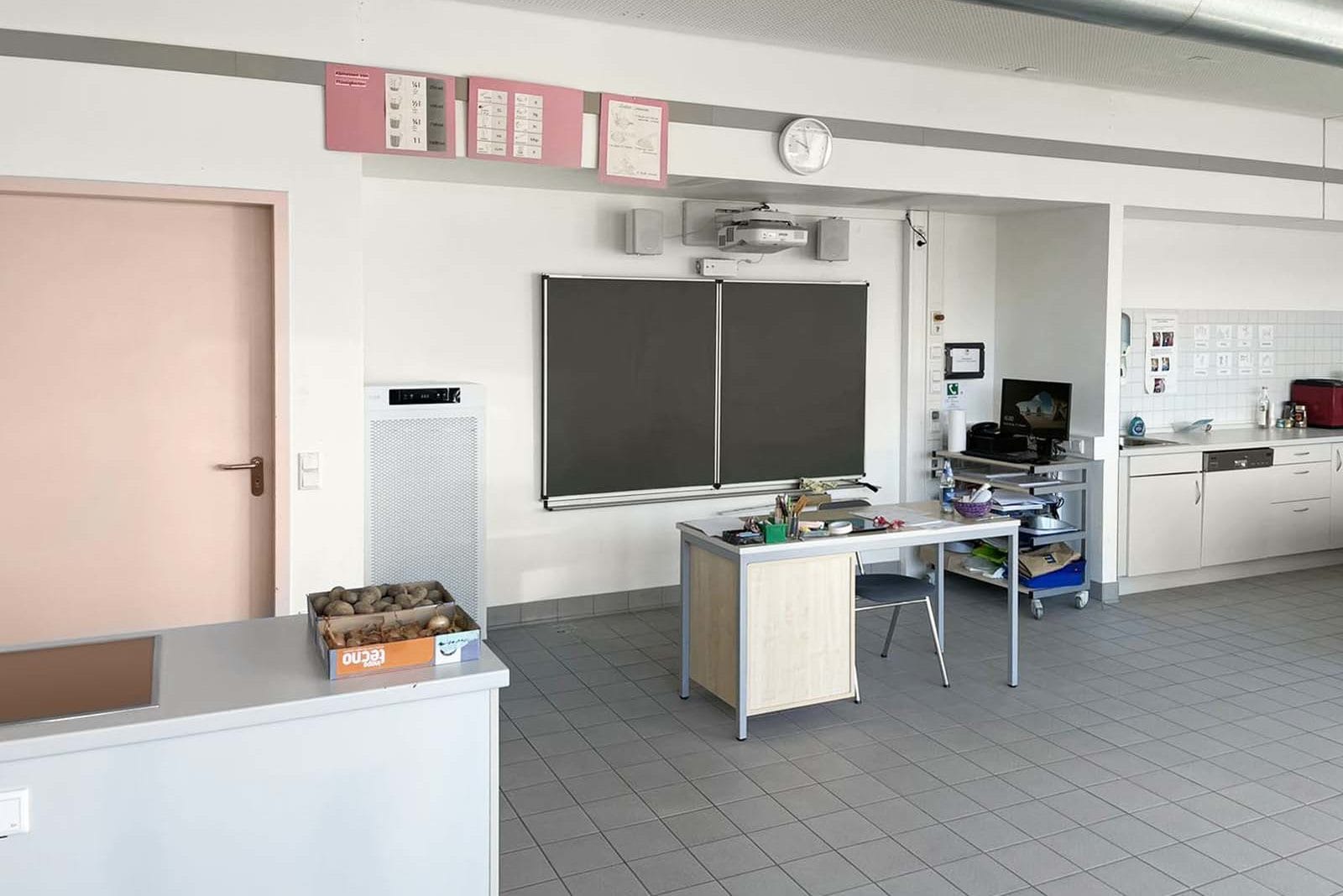 Luftreiniger im Klassenraum