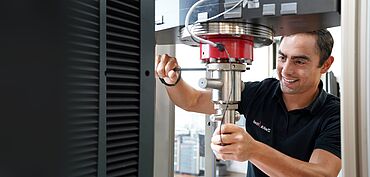 Akkreditierte Kalibrierung von Prüfmaschinen durch Servicetechniker
